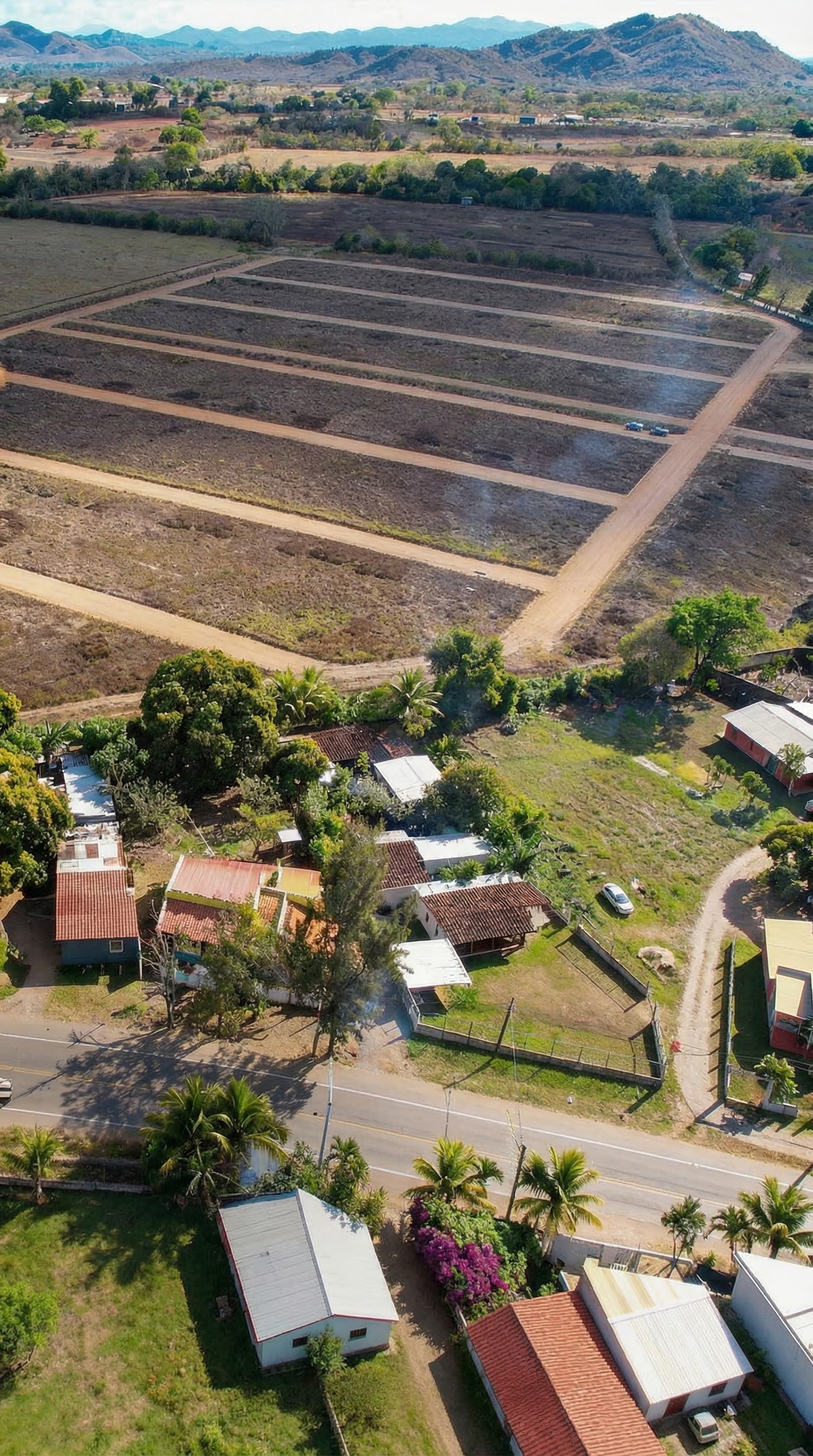 Vista aérea amplia — acceso y vecindario